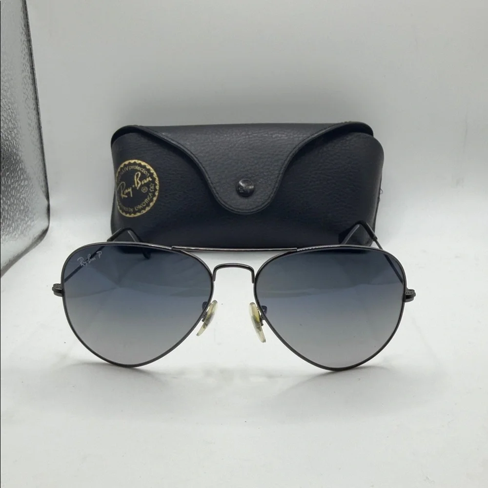 Ray-Ban Aviator Sunglasses with Gray Lenses and Black Case